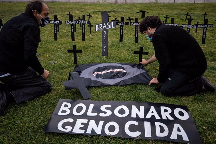 02 April 2021, Spain, Madrid: A banner saying 'Genocidal Bolsonaro' put up by Brazilian citizens at the Madrid Rio park during a commemorative act to remember the hundreds of deaths of people from the Coronavirus (Covid-19) pandemic in Brazil. Photo: Di