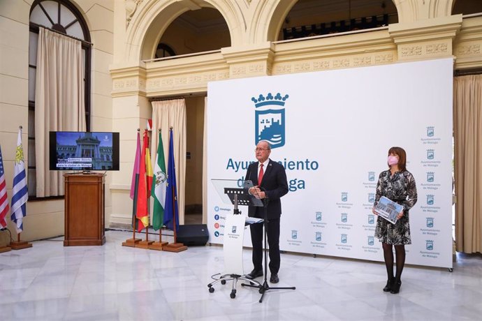 El alcalde de Málaga, Francisco de la Torre, junto con la concejala delegada de Participación, Migración, Acción Exterior, Cooperación, Transparencia y Buen Gobierno, Ruth Sarabia, en rueda de prensa