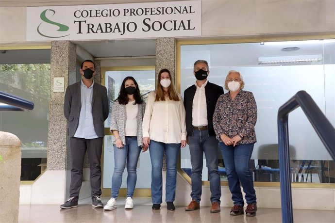 El presidente del IPBS, Francisco Ángel Sánchez (segundo por la dcha.), en su encuentro con representantes del Colegio Profesional de Trabajo Social de Córdoba.