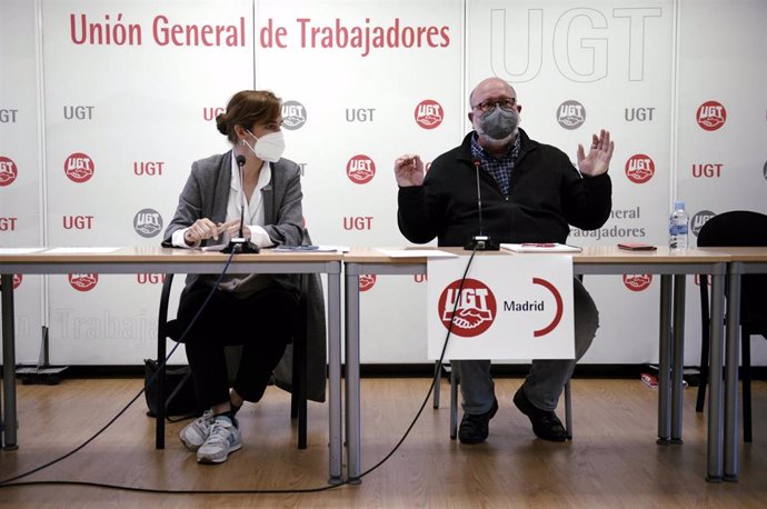 La candidata de Más Madrid a la Presidencia de la Comunidad de Madrid, Mónica García, durante una reunión con el secretario general de UGT-Madrid, Luis Miguel López Reíllo