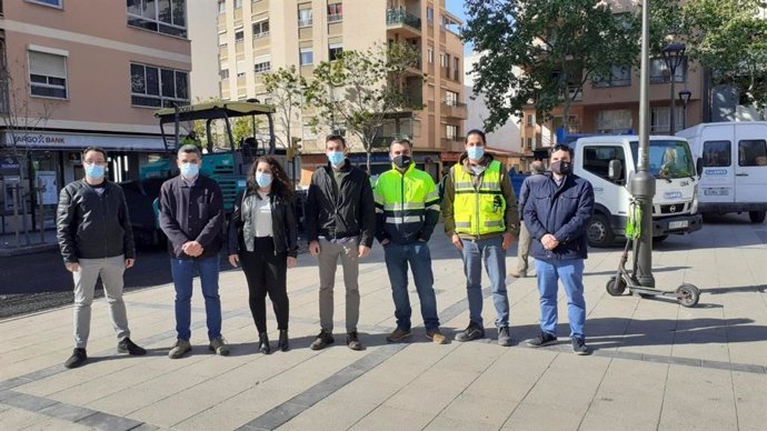 La regidora de Infraestructuras y Accesibilidad, Angélica Pastor; el regidor de Distrito Llevant, Daniel Oliveira; el coordinador De Infraestructuras, Luis Sureda y el director general de Comercio Frabrizio di Giacomo visitan obras plaza Pere Garau