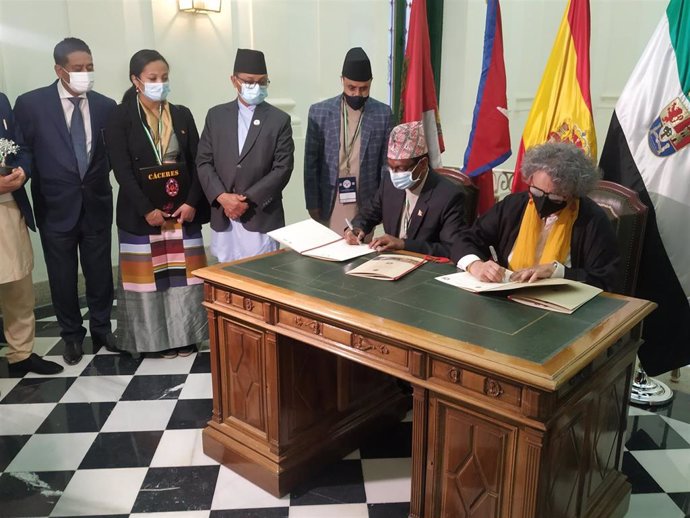 Momento de la firma del hermanamiento entre Cáceres y Lumbini (Nepal) para impulsar la construcción de un templo budista en la capital cacereña