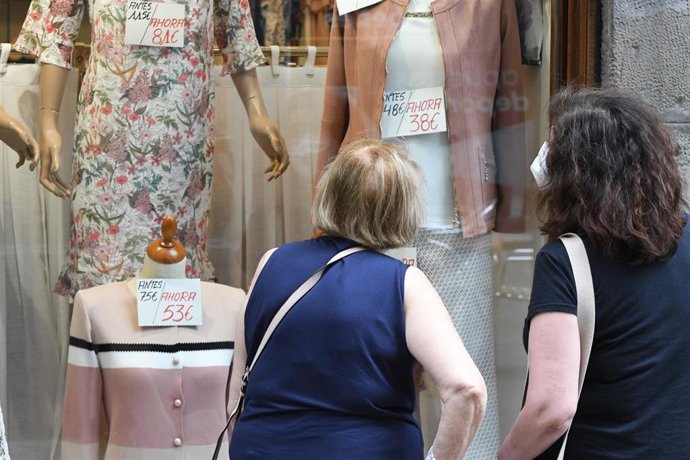 Dos personas ante un escaparate.