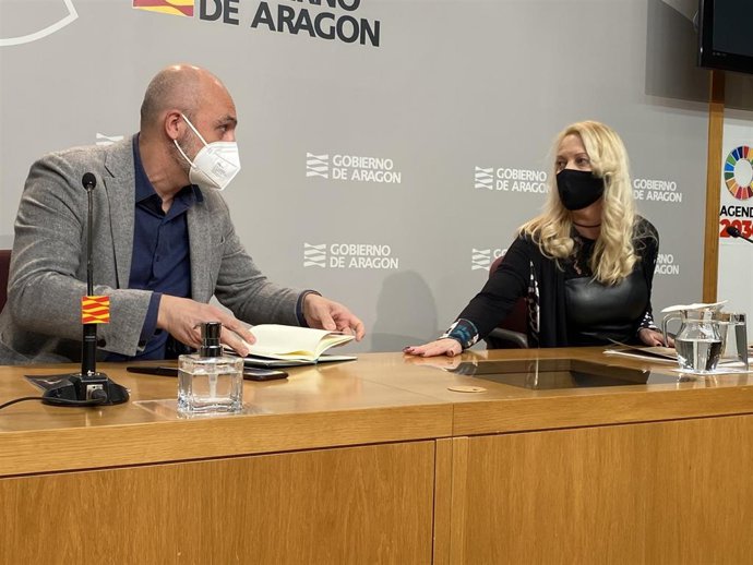 El director general de Cultura del Gobierno de Aragón, Víctor Lucea, y la diputada de Cultura de la DPZ, Ros Cihuelo.