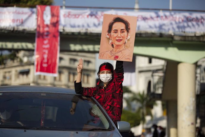 Archivo - Una seguidora de la exlíder 'de facto' de Birmania Aung San Suu Kyi durante una protesta en Rangún contra el golpe de Estado