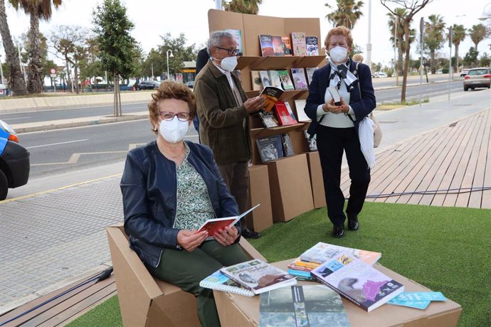 Personas mayores en la biblioteca itinerante que pone en marcha la Diputación en los pueblos más pequeños de la provincia de Málaga
