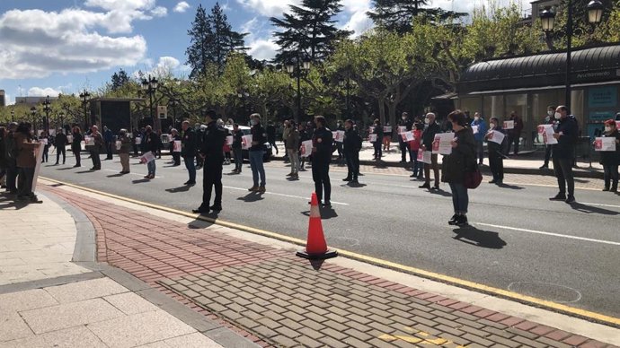 Concentración CCOO y UGT en Logroño