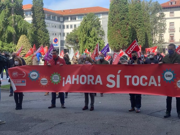 Concentración de UGT y CCOO en la Plaza de España