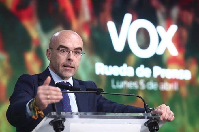 El vicepresidente primero de acción política y eurodiputado de Vox, Jorge Buxadé, interviene durante una rueda de prensa del Comité de Acción Política (CAP) del partido, a 5 de abril de 2021, en Madrid (España). Vox ofrece esta rueda de prensa a dos sem