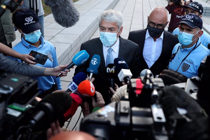 09 April 2021, Portugal, Lisbon: Former Portuguese Prime Minister Jose Socrates (C) speaks to media as he leaves the court after the instructional decision session of the high-profile corruption case known as Operation Marques, at the Justice Campus in 