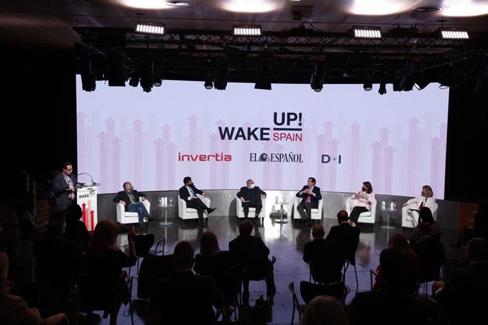 Mesa redonda de la primera jornada del foro 'Wake up! Spain' organizado por El Español-Invertia.