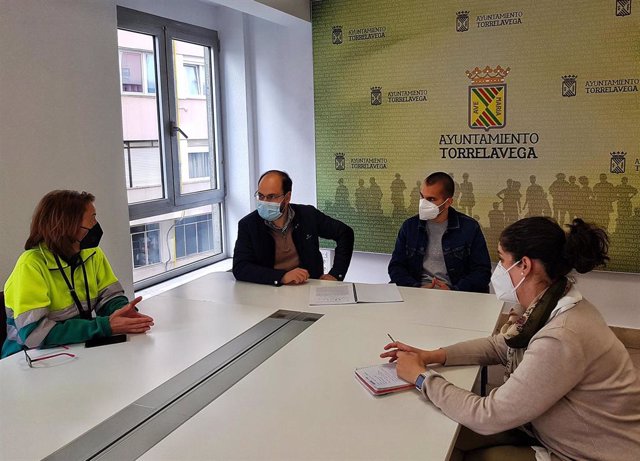 El concejal José Luis Urraca junto a Darío Puente y técnicos municipales