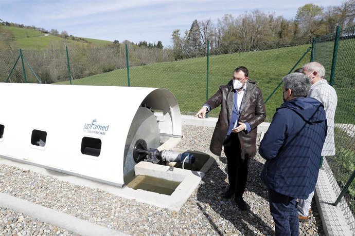 El presidente del Principado, Adrián Barbón, ha visitado, junto con el alcalde de Allande, José Antonio Mesa, la estación depuradora de aguas residuales de Berducedo.