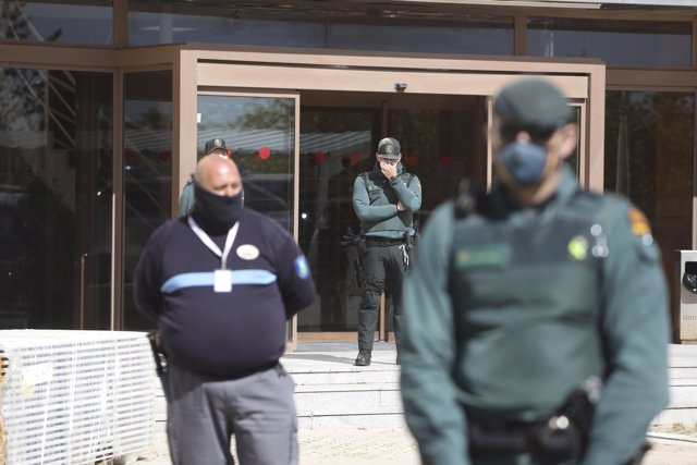 Varios guardias civiles frente a las instalaciones del laboratorio Vivotecnia, a 12 de abril de 2021