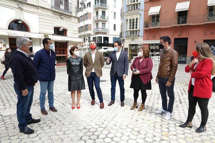 El portavoz municipal del PSOE, Daniel Pérez, en compañía de varios concejales de su grupo en el centro de Málaga