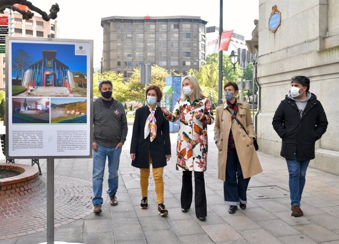 La presidenta de la Cámara vizcaína, Ana Otadui, y la alcaldesa en funciones del Ayuntamiento de Bilbao, Amaia Arregi, en la inauguración de la exposición "Las Juntas Generales de Bizkaia, conócelas".