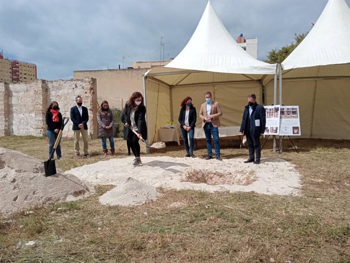 La presidenta del Govern, Francina Armengol, en el acto de colocación de la primera piedra de una promoción de vivienda pública en Nou LLevant (Palma).