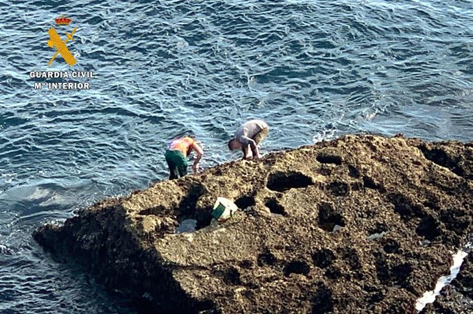 Lo dos pescadores furtivos pescando