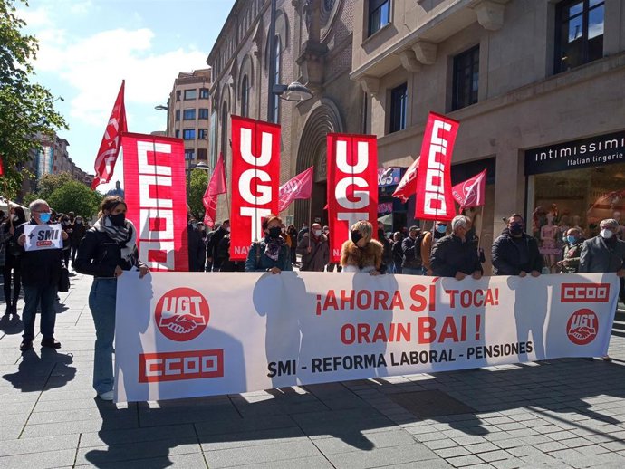Concentración de CCOO y UGT este lunes en Pamplona.