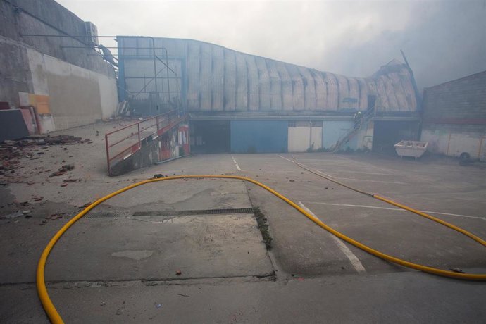 Restos de una nave calcinada por un incendio en el Polígono Industrial Ceao, a 11 de abril de 2021, en Lugo, Galicia (España). 
