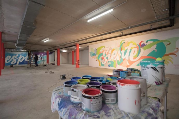 Los murales están llenos de color y frases positivas