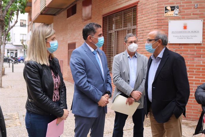El alcalde de Murcia, José Antonio Serrano, junto a la concejala de Mayores, Vivienda y Servicios Sociales, Paqui Pérez, han visitado este lunes varios centros municipales
