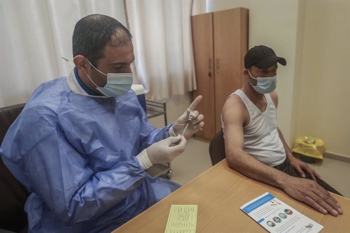 Archivo - Vacunación contra el coronavirus en la Franja de Gaza