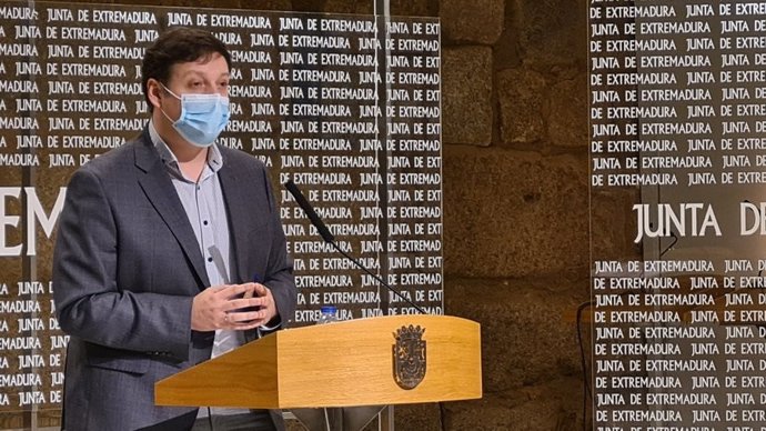 El secretario general de Educación de la Junta de Extremadura, Francisco Javier Amaya, en rueda de prensa sobre el proceso de escolarización para el curso 2021/2022