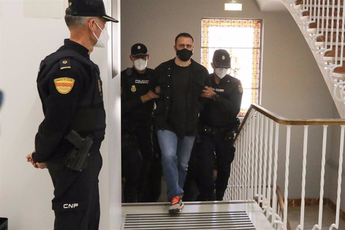 El acusado Norbert Feher, alias Igor el Ruso es trasladado por varios agentes para asitir al juicio que se celebra en la Audiencia Provincial de Teruel