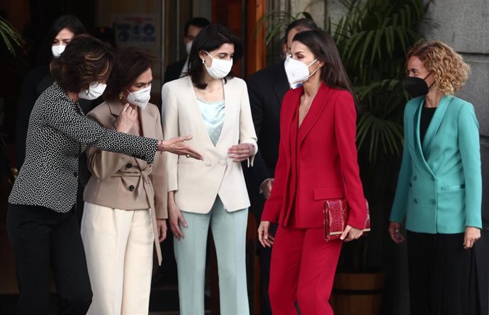 La vicepresidenta Carmen Calvo y las presidentas del Senado, Pilar Llop, y del Congreso, Meritxell Batet,; reciben a la reina Letizia