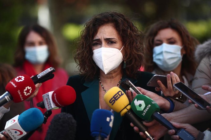 La ministra de Hacienda y portavoz del Gobierno, María Jesús Montero, atiende a los medios antes del acto de constitución del Comité de Personas Expertas para la Reforma Fiscal, a 12 de abril de 2021, en Madrid (España). La ministra de Hacienda preside 