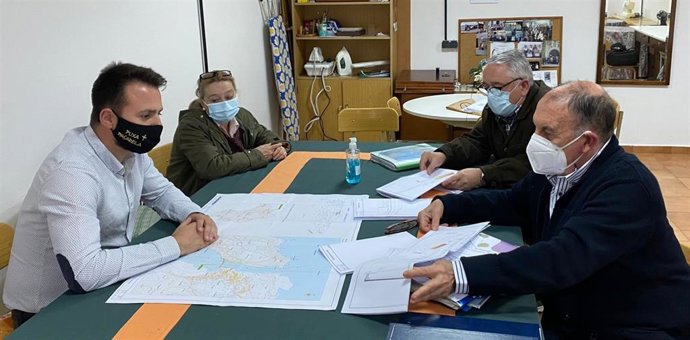 Alvaro Queipo se reúne con vecinos sobre el proyecto de la pasarela del Bajo Nalón