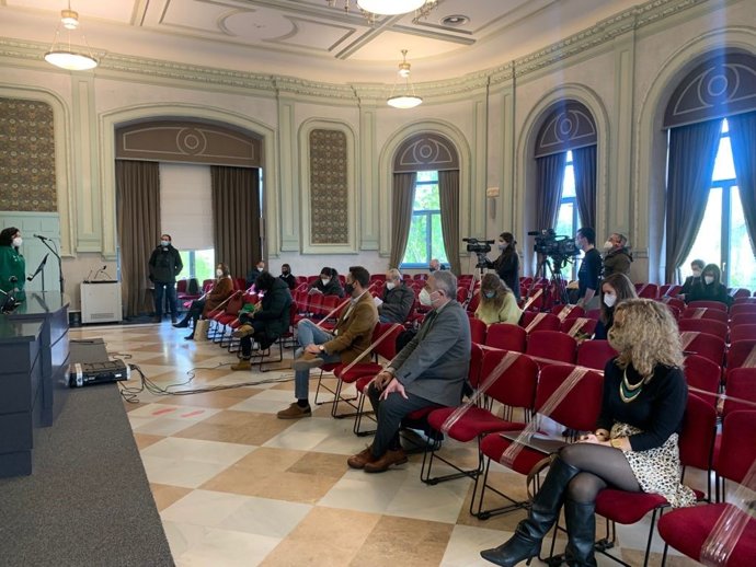 Presentación del documental 'Marea Verde' de ELACyL. En el centro (chaqueta marrón y pierna cruzada) el alcalde Daniel de la Rosa.