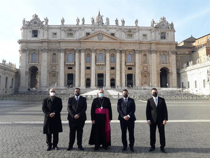 Archivo - El obispo de Ávila (C) junto a la delegación abulense que  fue recibido en audiencia privada por el Papa Francisco. Archivo