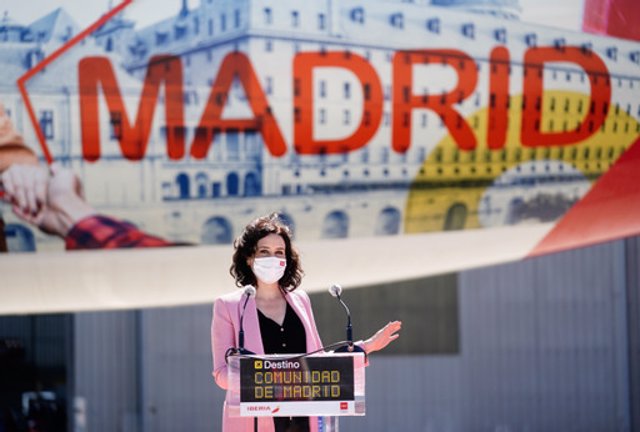 Isabel Díaz Ayuso en la presentación del Airbus vinilado con la imagen de la Comunidad