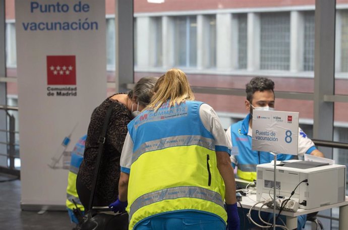 Una trabajadora sanitaria administra la primera dosis de la vacuna AstraZeneca contra el Covid-19 a una persona en el Wizink Center, a 9 de abril de 2021, en Madrid, (España).