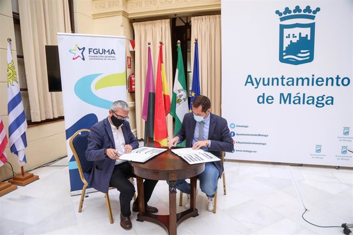 El concejal del Área de Jueventud, Luis Verde, y el director general de la Fguma, Diego Vera, durante la firma de un acuerdo