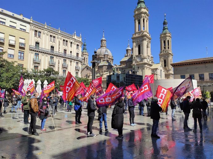 Representantes sindicales de CCOO y UGT se concentran frente a la Delegación del Gobierno en Aragón, en Zaragoza.