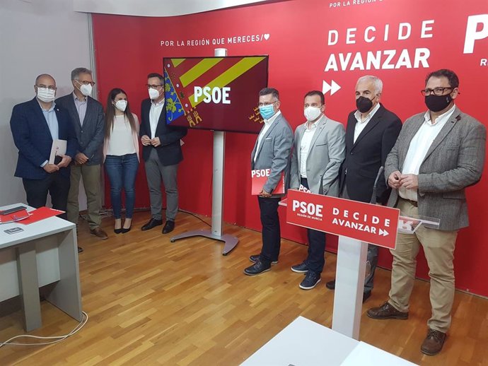 Miembros del PSRM y el PSPV en la sede del partido en Murcia, tras participar en una reunión sobre agua