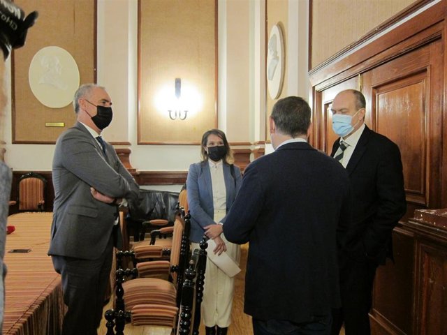 La consejera de Educación, Rocío Lucas, visita el IES Mariano Quintanilla de Segovia.