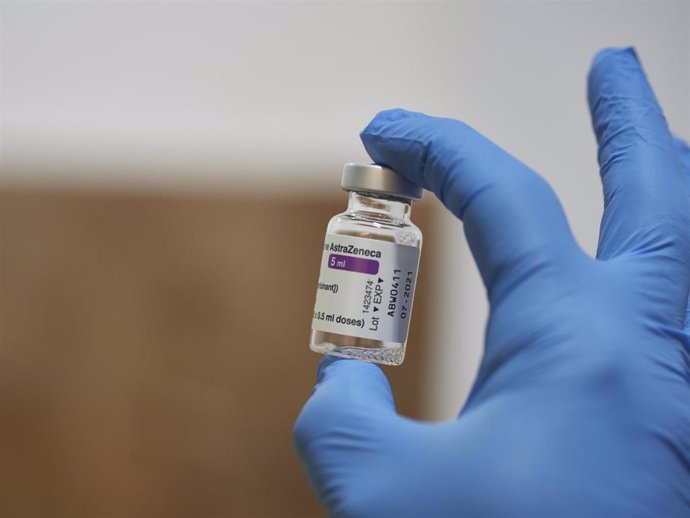 Una sanitaria con un vial de la vacuna de AstraZeneca contra el Covid-19 