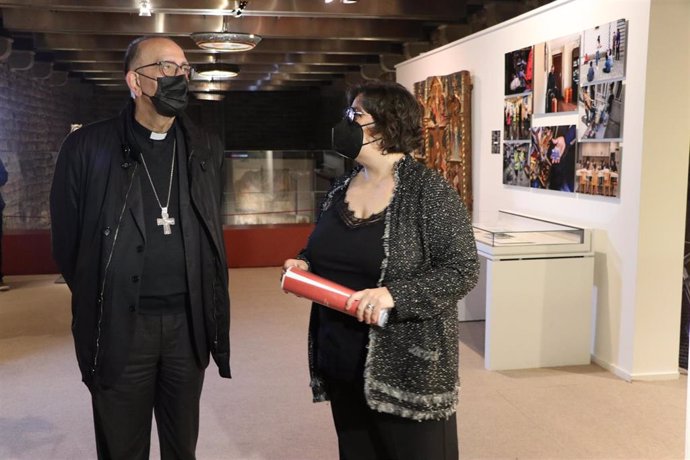 El Arzobispo de Barcelona, Juan José Omella, con la co-comisaria de la exposición  COVID-19: Obre els Ulls de Critas Diocesana de Barcelona, Marta Pluja, en el Museu Dioces de Barcelona, este 12 de abril de 2021.
