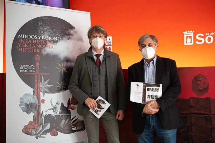 Carlos Martínez (izda) y José Luis Corral presentan las V Jornadas de Novela Histórica de Soria.