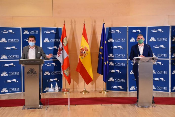 Tudanca y Benjamín Castro en un momento de la rueda de prensa tras la reunión