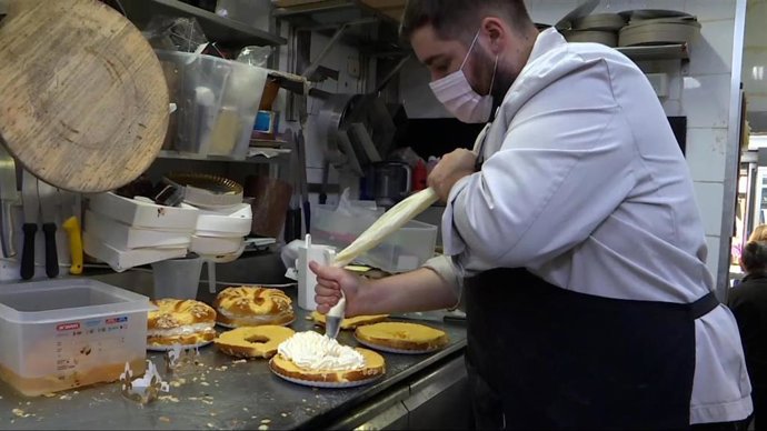 Archivo - La pastelería Nunos (Madrid) elabora la Corona de la Almudena, postre tradicional en Madrid por la festividad de su patrona, la Virgen de la Almudena.