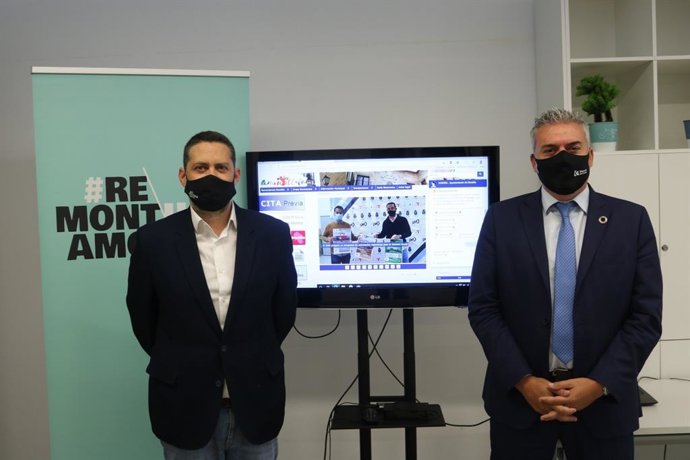 El presidente de Eprinsa, Víctor Montoro (dcha.), en la presentación de 'Aurora'.