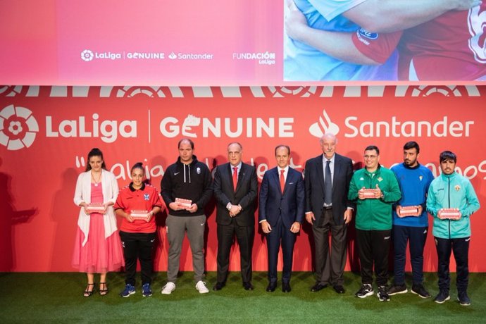 Archivo - Javier Tebas, Rami Aboukhair y Vicente del Bosque con componentes de LaLiga Genuine Santander 2019-2020
