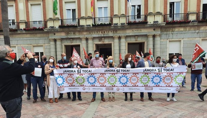 La secretaria general de UGT-A, Carmen Castilla, y la secretaria general de CCOO-A, Nuria López, junto a los secretarios provinciales de ambos sindicatos, Sebastián Donaire y Emilio Fernández, en la concentración en Huelva.