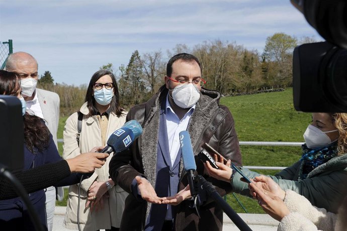 El presidente del Principado, Adrián Barbón, atiende a los medios en Allande.