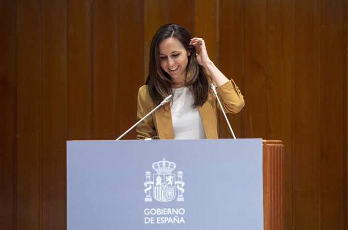 La ministra de Derechos Sociales y Agenda 2030, Ione Belarra, clausura el acto de conmemoración institucional del Día Internacional del Pueblo Gitano y del 50 Aniversario del Congreso de Londres en la Sede del Ministerio, a 8 de abril de 2021, en Madrid